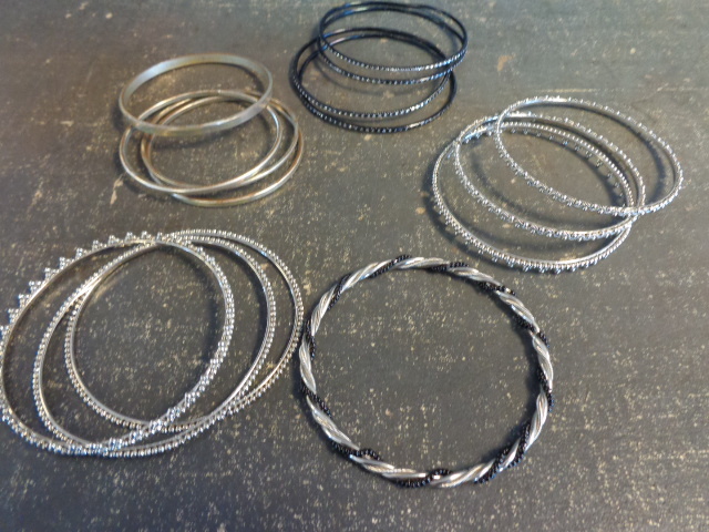 lot 25 image: 15 Assorted Bracelets
