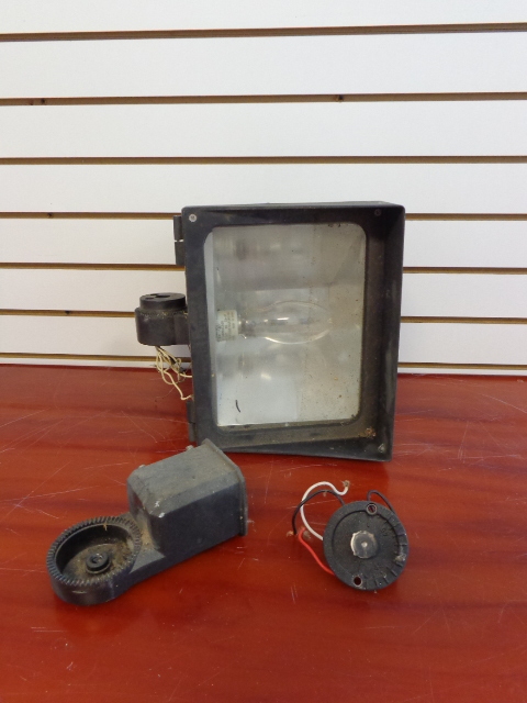 lot 53 image: Industrial Yard Light