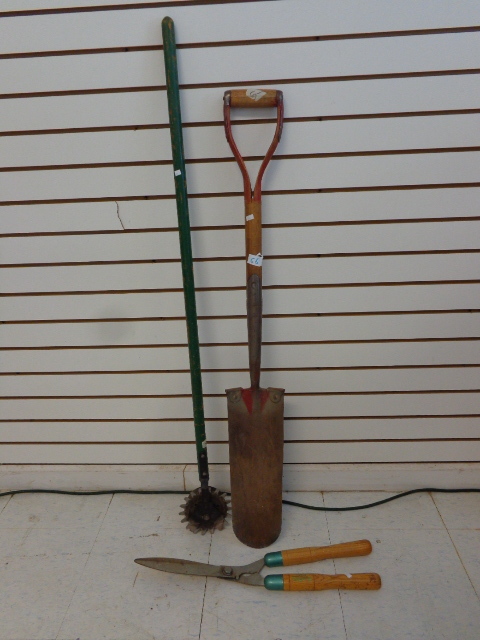 lot 66 image: Yard Tools
