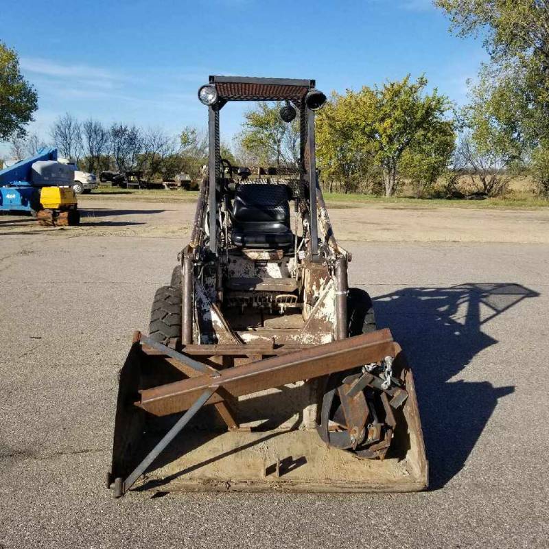 lot 9 image: Bobcat M610 Skid Loader Skid Steer