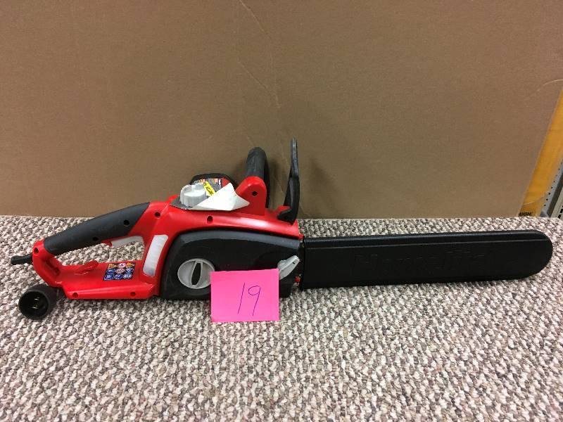 lot 19 image: Homelite 16 in. 12 Amp Electric Chainsaw in working conditions