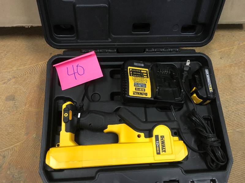 lot 40 image: DeWalt 12-Volt AX Lithium-Ion Cordless Wall Scanner with Battery 1.5 Ah, 1-Hour Charger, and Case in working conditions