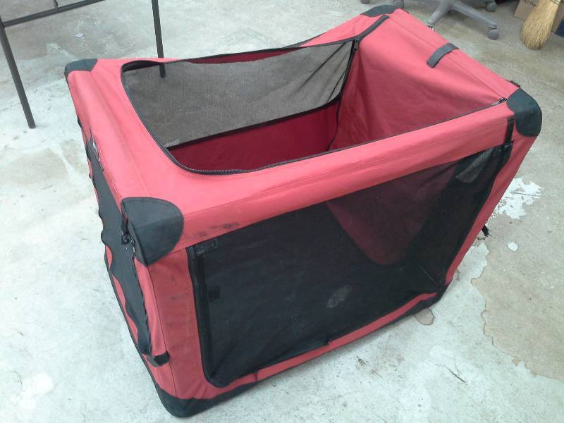 lot 365 image: Natures Miracle Kennel