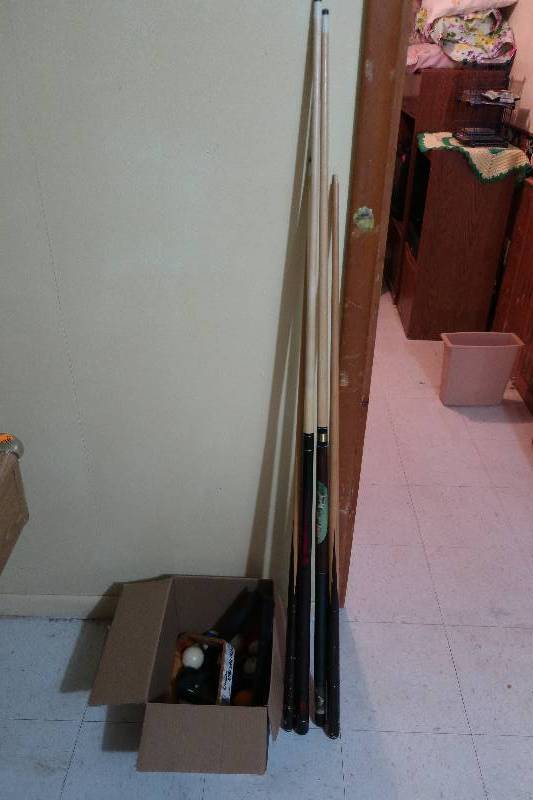 lot 32 image: POOL CUES AND ACCESSORIES, BALL SET IN MISSING TWO