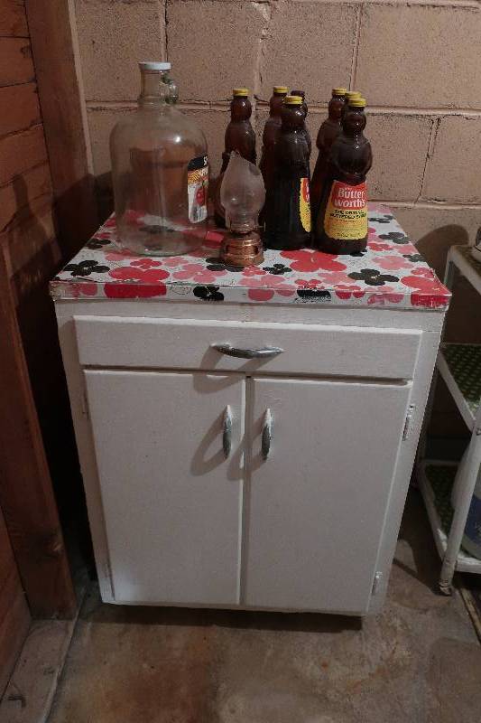 lot 34 image: PORTABLE CABINET WITH CONTENTS