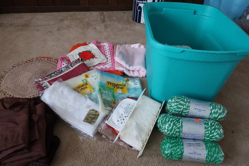 lot 47 image: TOTE OF VINTAGE LINES, KNITTED ITEMS AND YARN