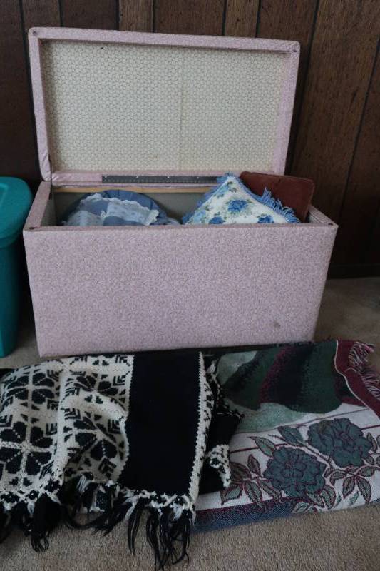 lot 48 image: STORAGE OTTOMAN WITH PILLOWS AND BLANKETS INSIDE