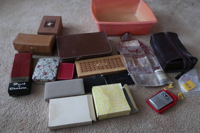 lot 51 image: VINTAGE PERSONAL CARE AND HOME ITEMS