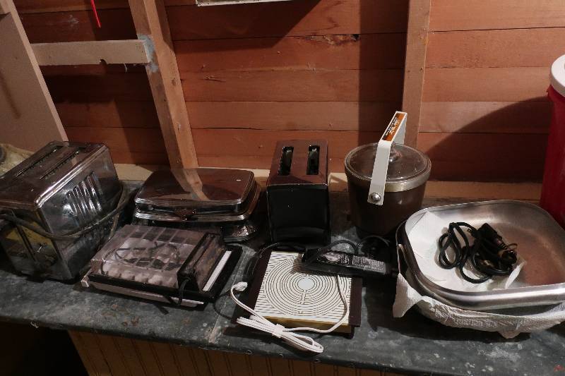 lot 60 image: OLDER KITCHEN APPLIANCES