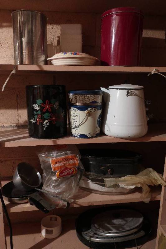 lot 62 image: CONTENTS OF SHELVES