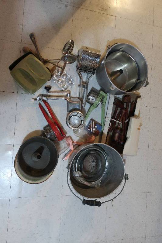 lot 63 image: LOT OF VINTAGE KITCHEN GADGETS