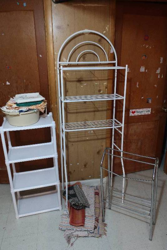lot 67 image: THREE RACK UNITS AND TUB OF TOWELS AND RUGS