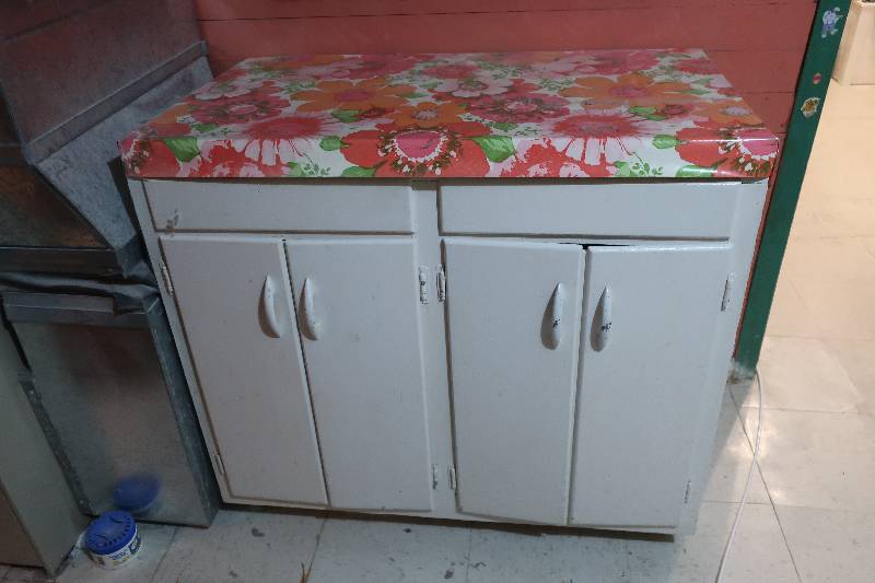 lot 68 image: CABINET UNIT AND CONTENTS, BLANKETS