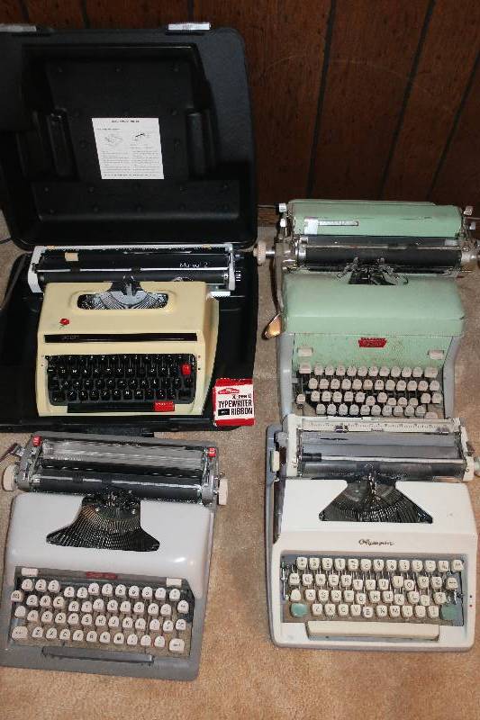 lot 72 image: 4 VINTAGE TYPEWRITERS