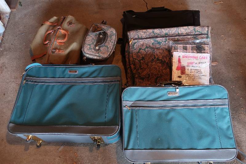 lot 111 image: LUGGAGE AND GARMENT BAGS