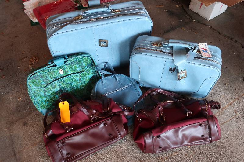 lot 112 image: LUGGAGE BAGS