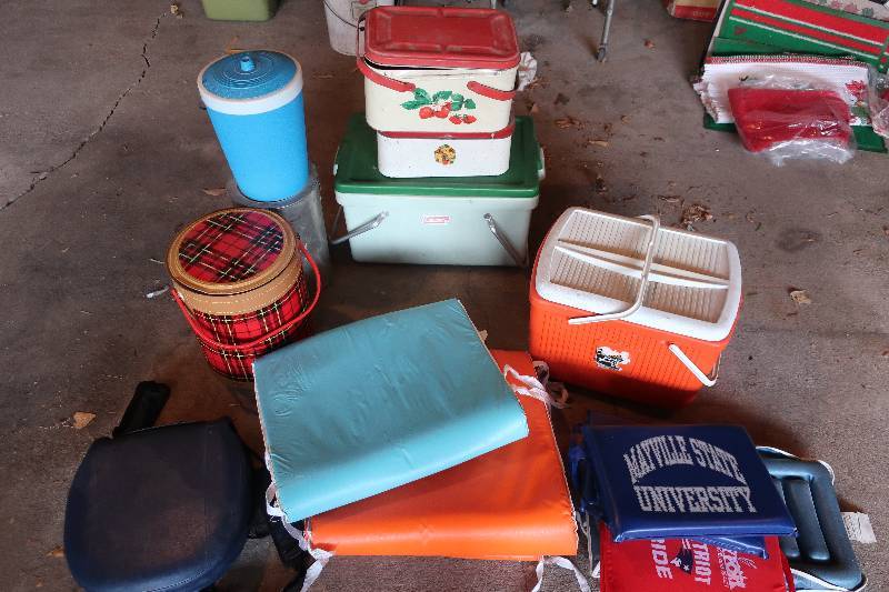lot 113 image: COOLERS, TINS AND BLEACHER PADS