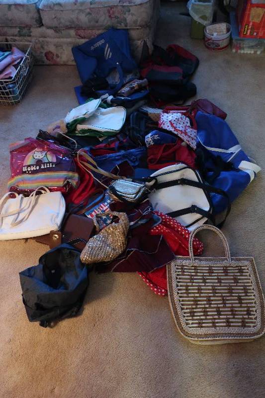 lot 119 image: LARGE LOT OF PURSESHANDBAGS