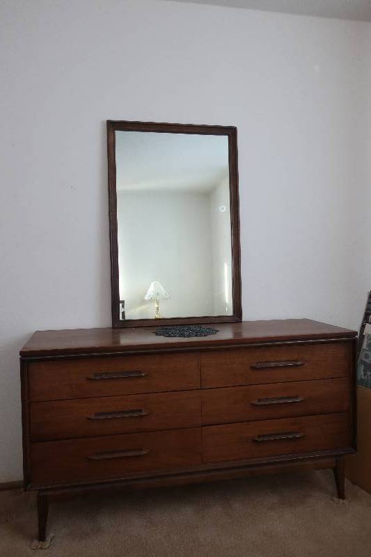 lot 124 image: VINTAGE 6 DRAWER DRESSER AND ATTACHED MIRROR