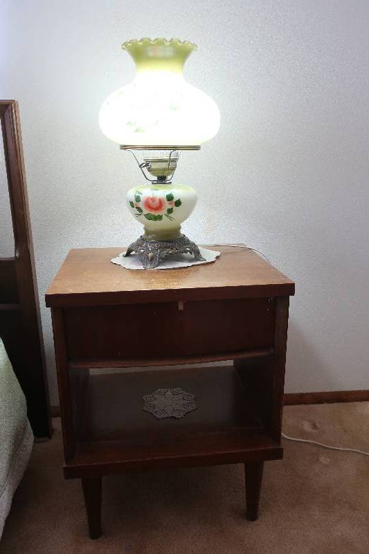 lot 122 image: VINTAGE SIDE TABLE, TABLE LAMP