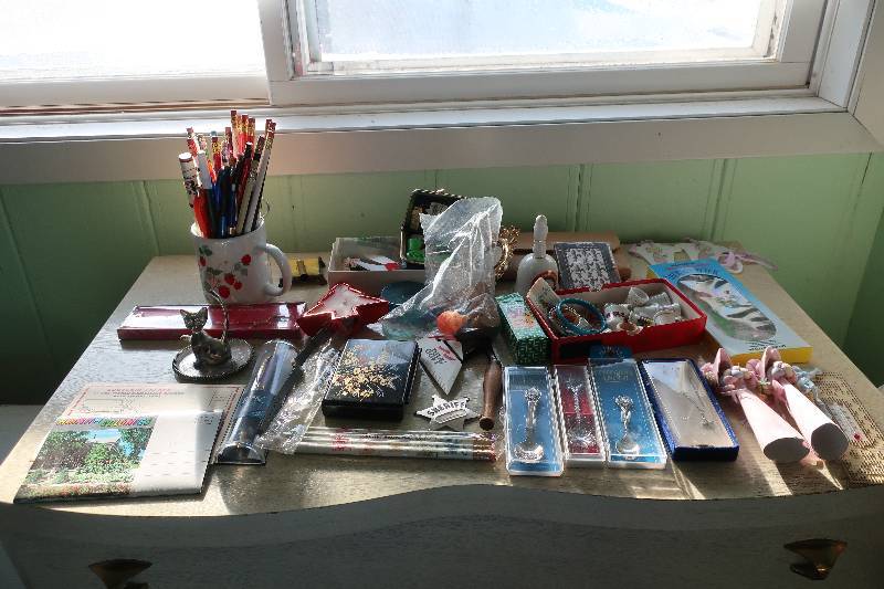 lot 125 image: JUNK DRAWER ITEMS, POSTCARDS, THIMBLES, SPOONS AND MORE