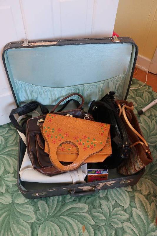lot 129 image: VINTAGE SUITCASE FULL OF HANDBAGS