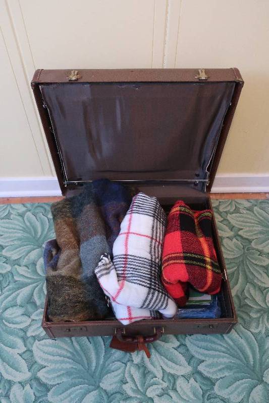 lot 133 image: VINTAGE SUITCASE WITH BLANKETS, ONE BLANKET IS MOHAIR MADE IN SCOTLAND