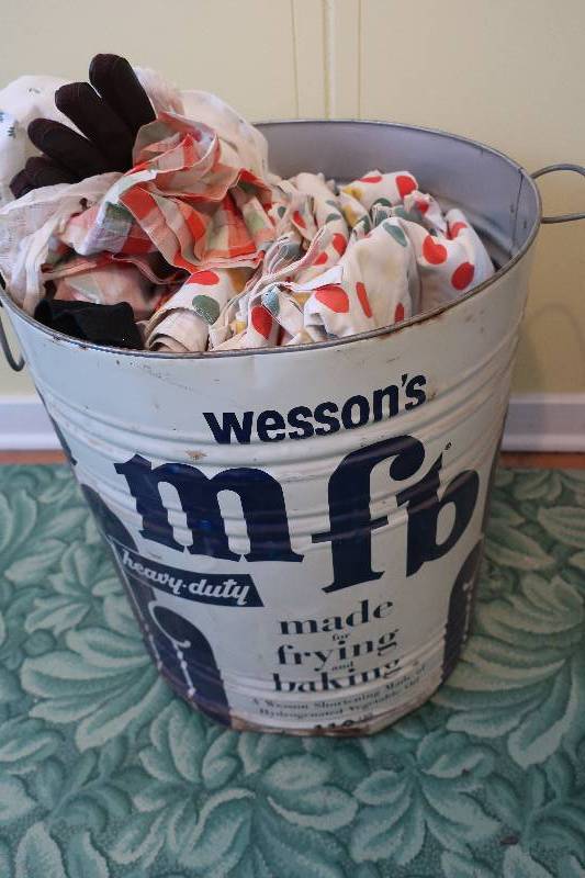 lot 135 image: LARGE LARD TIN WITH VINTAGE KITCHEN LINENS