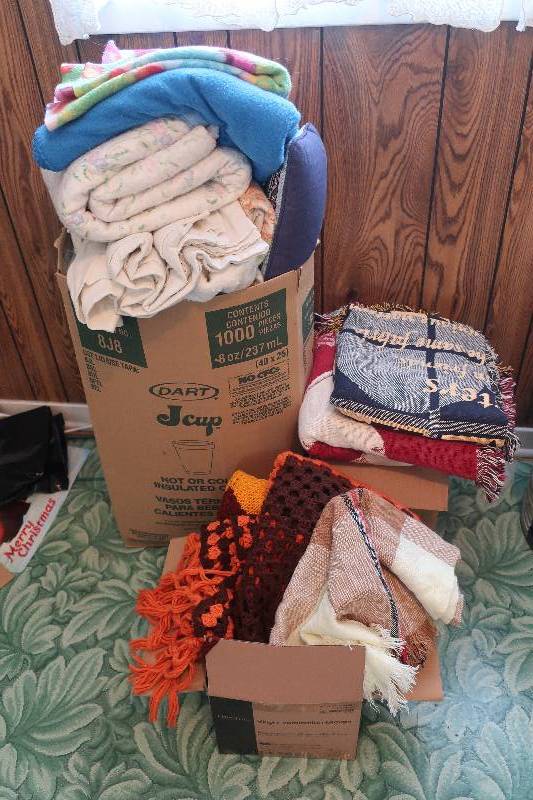 lot 139 image: 3 BOXES OF MISC BLANKETS, THROWS AND PILLOWS