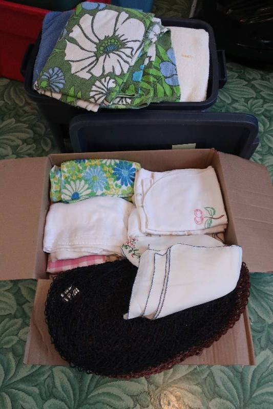 lot 140 image: KITCHEN LINENS AND BOX OF TOWELS