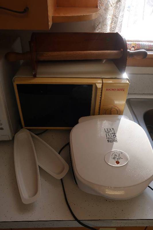 lot 147 image: OLDER MICROWAVE, PAPER TOWEL HOLDER, AND GEORGE FOREMAN GRILL
