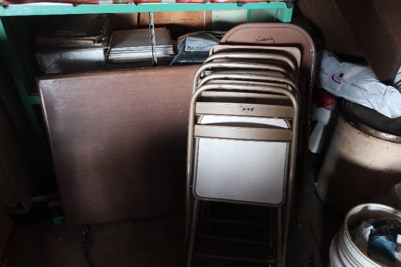 lot 156 image: CARD TABLE AND 6 METAL CHAIRS