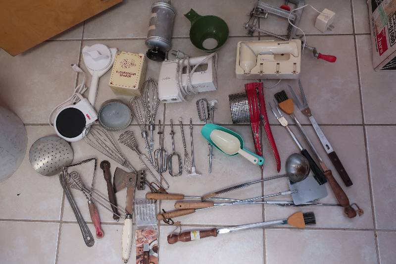 lot 158 image: VINTAGE KITCHEN ITEMS