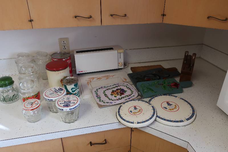 lot 159 image: MISC KITCHEN ITEMS