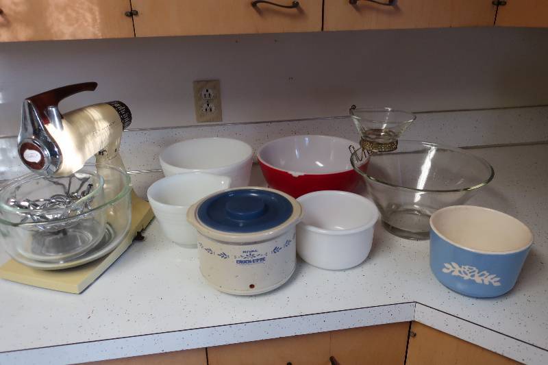 lot 165 image: SUNBEAM MIXER AND BOWLS