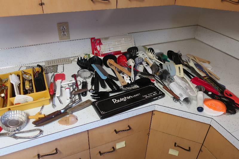 lot 166 image: KITCHEN UTENSILS