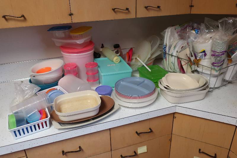 lot 168 image: MISC PLASTIC WARE, MICROWAVE PLATES, PAPER PRODUCTS