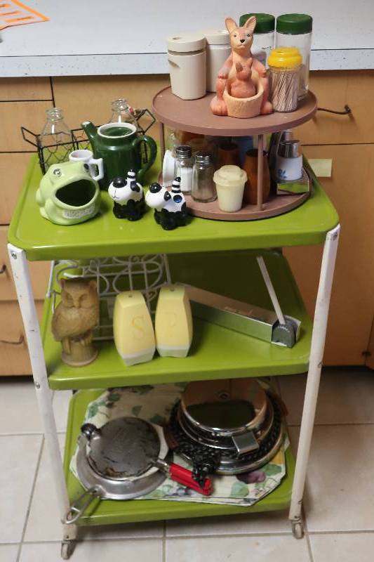 lot 173 image: METAL SERVING CART ON WHEELS AND CONTENTS