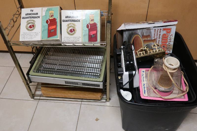lot 181 image: METAL RACK AND TOTE OF KITCHEN APPLIANCES
