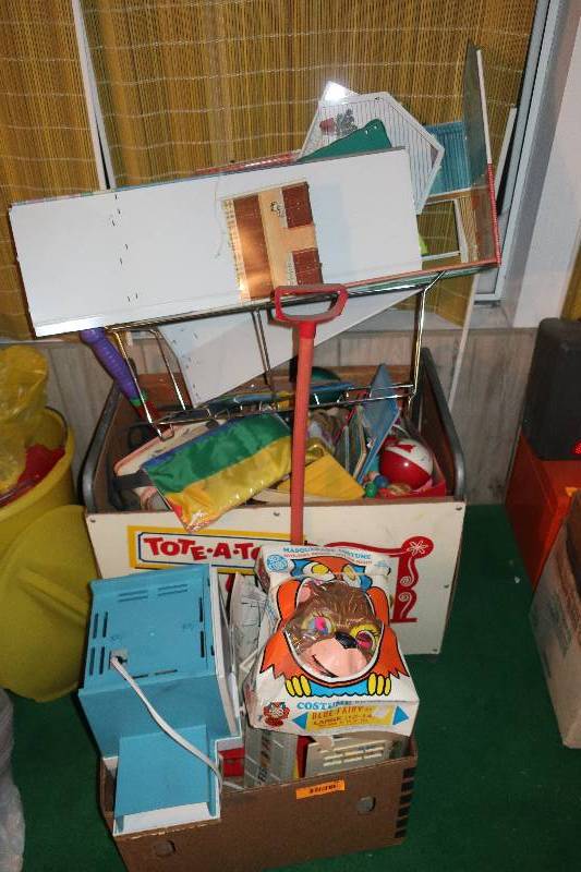 lot 195 image: LARGE LOT OF TOYS, MANY VINTAGE, INCLUDES OLD TOYBOX