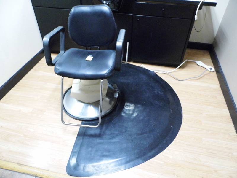 Electric Stylist Chair w Mat