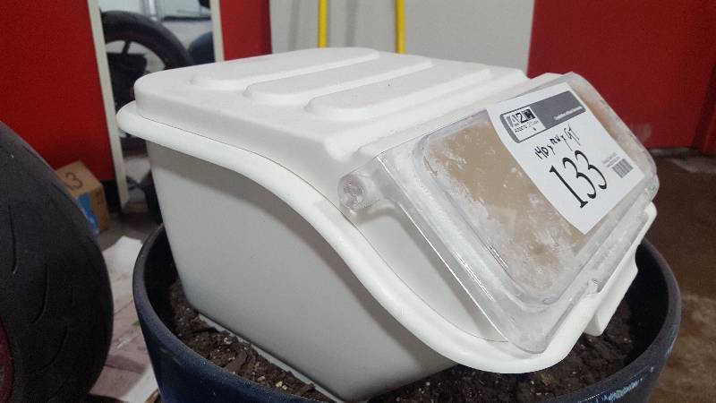 lot 133 image: Rubbermaid Style 40 Cup Flour Bin