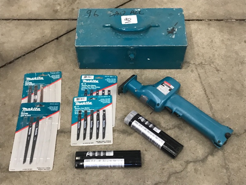 lot 90 image: Makita 9.6Volt Cordless Saw Set Wit...