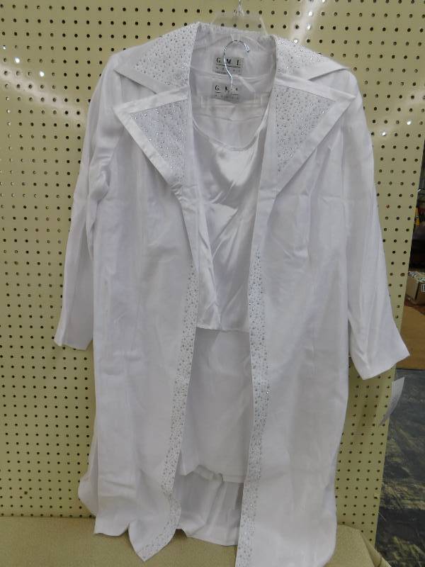 lot 454 image: 20W WOMENS 3PC DUSTER AND SKIRT SET
