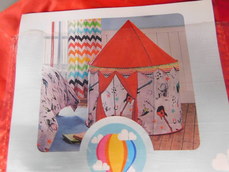 lot 462 image: KIDS POP-UP TENT