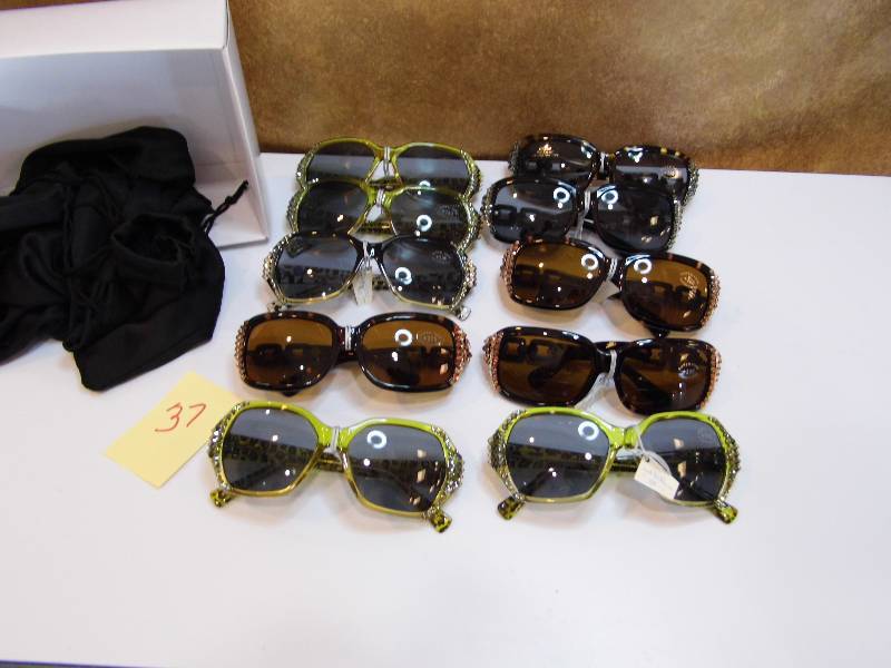 lot 37 image: Sunglass Readers