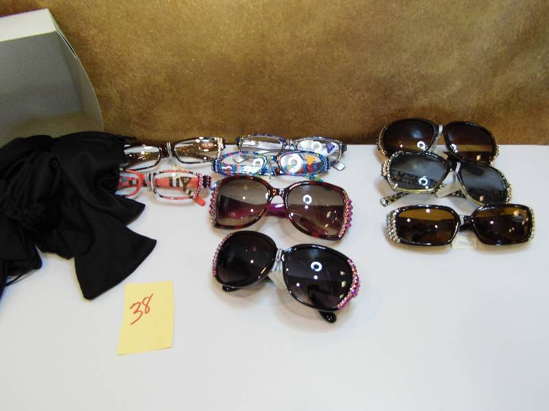 lot 38 image: Sunglass Readers - Regular Readers
