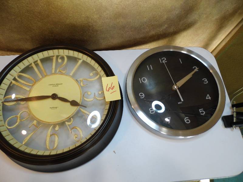 lot 66 image: Lot of 2 Clocks