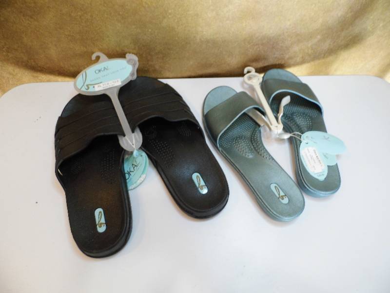 lot 71 image: Lot of 2 Pair Sandals