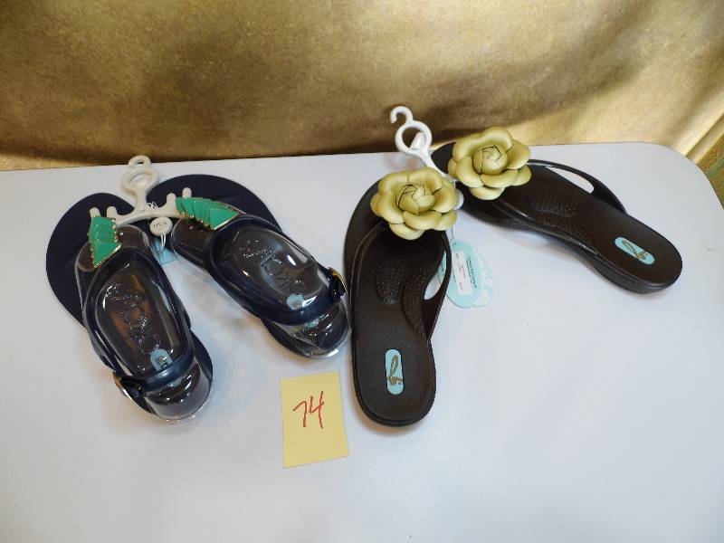 lot 74 image: Lot of 2 Pair Sandals